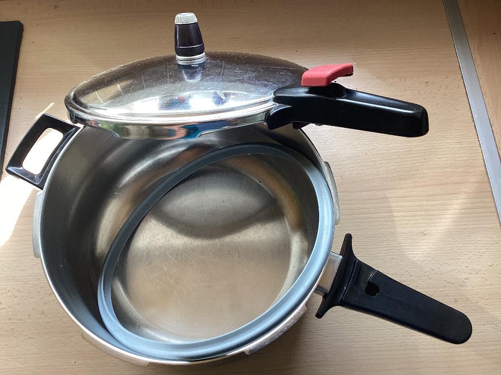 snelkookpan demeyere silvinox  24 cm / 6 L., Huis en Inrichting, Ophalen of Verzenden, Gebruikt, Inox, Kookpan of Snelkookpan