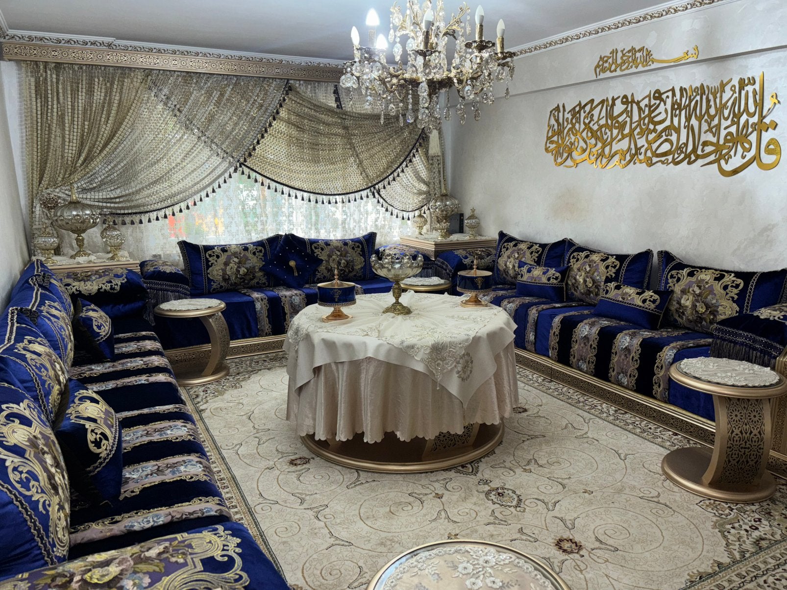 Salon marocain a vendre + tapis et rideaux ., Maison & Meubles, Enlèvement ou Envoi, Comme neuf, Quatre personnes ou plus