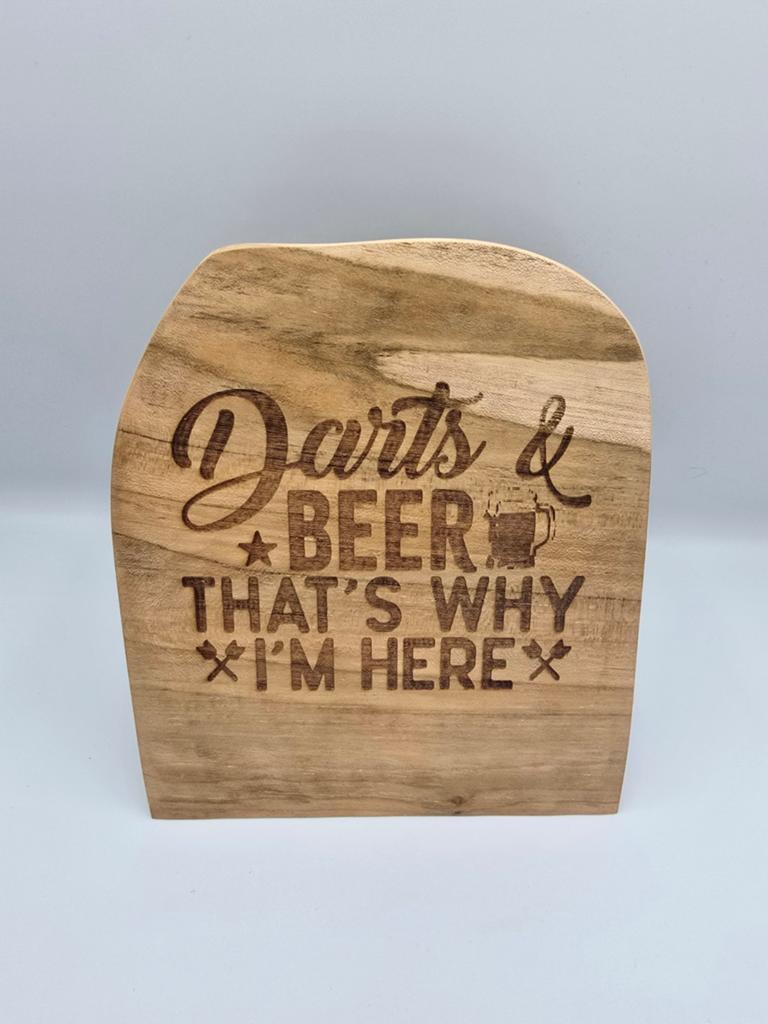 Houten decobord "Darts & Beer – That's Why I'm Here", Huis en Inrichting, Woonaccessoires | Overige, Nieuw, Hout, Bruin, Landelijk