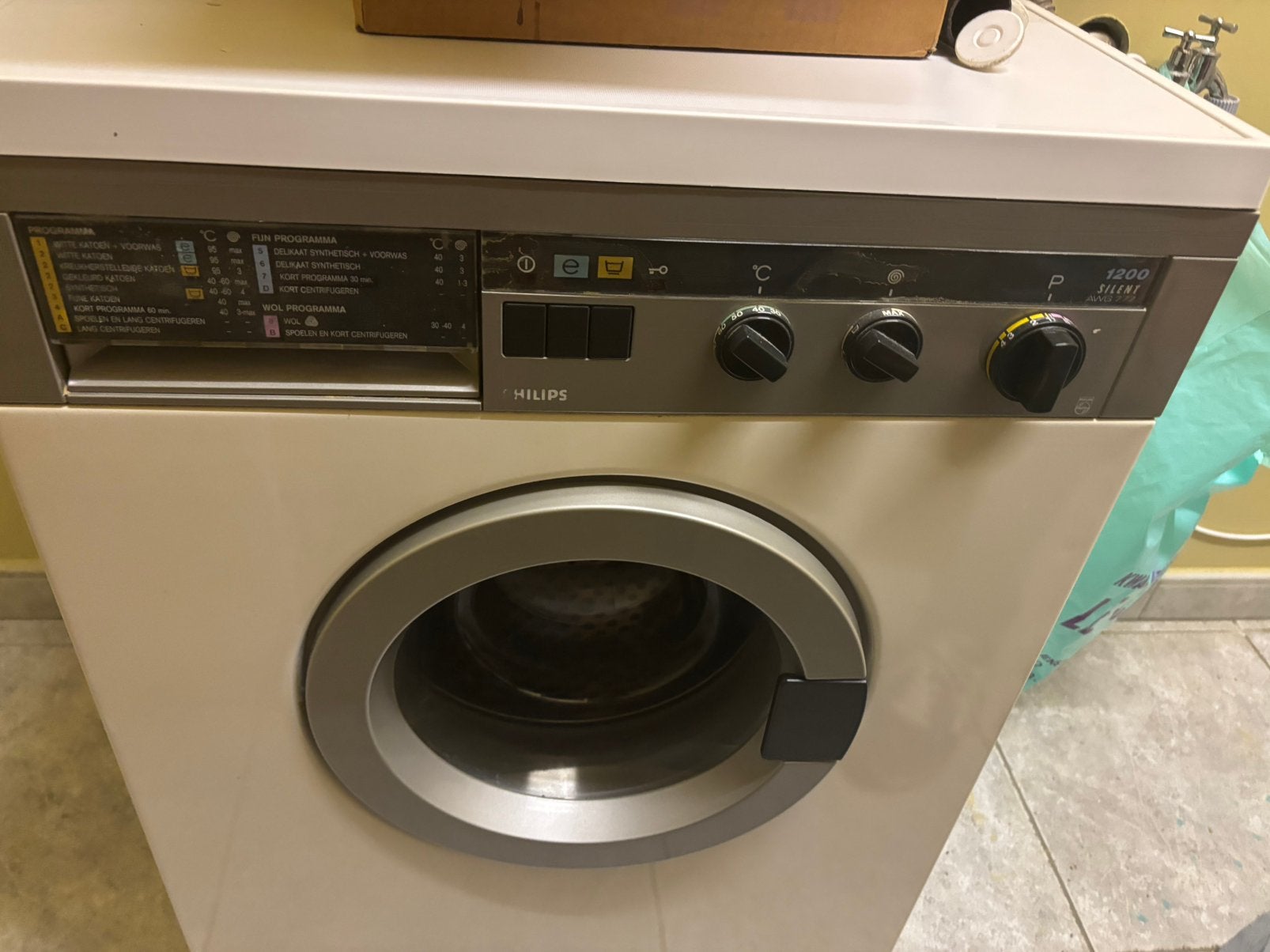 La machine à laver fonctionne parfaitement, 1200 à 1600 tours, 85 à 90 cm, 4 à 6 kg, Programme lavage à la main