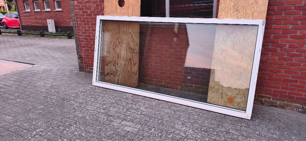 2 grote  PVC ramen, Doe-het-zelf en Bouw, Ophalen, Gevelraam of Ruit, 120 tot 160 cm, Zo goed als nieuw