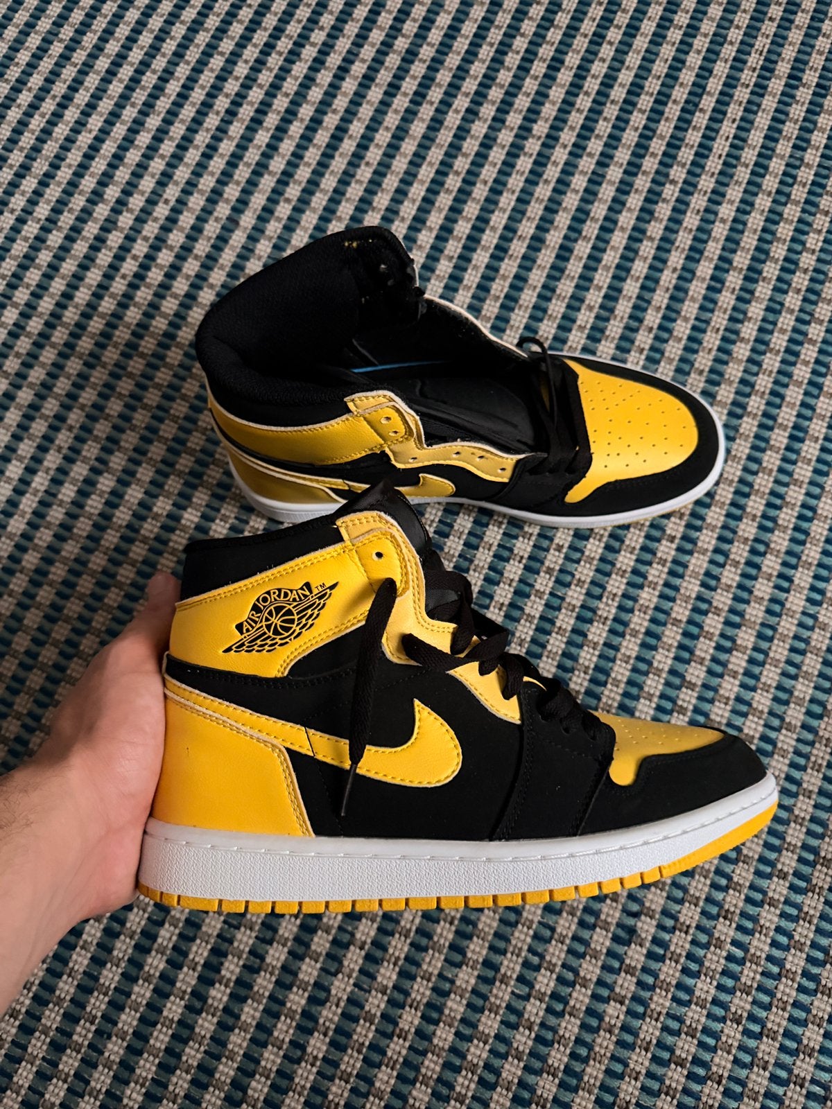 Nike Air Jordan 1 Mid Black yellow, Neuf, Enlèvement ou Envoi, Baskets, Noir