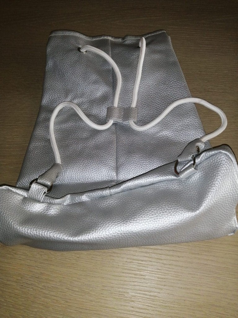 NIEUW zilver kleurige rugzak van GUESS, Handtassen en Accessoires, Tassen | Rugtassen, Ophalen of Verzenden, Nieuw, Overige merken