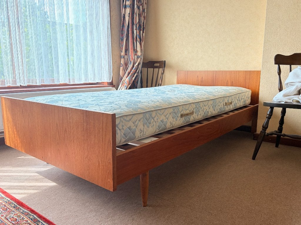 Bed en nachtkastje vintage, Antiek en Kunst, Ophalen