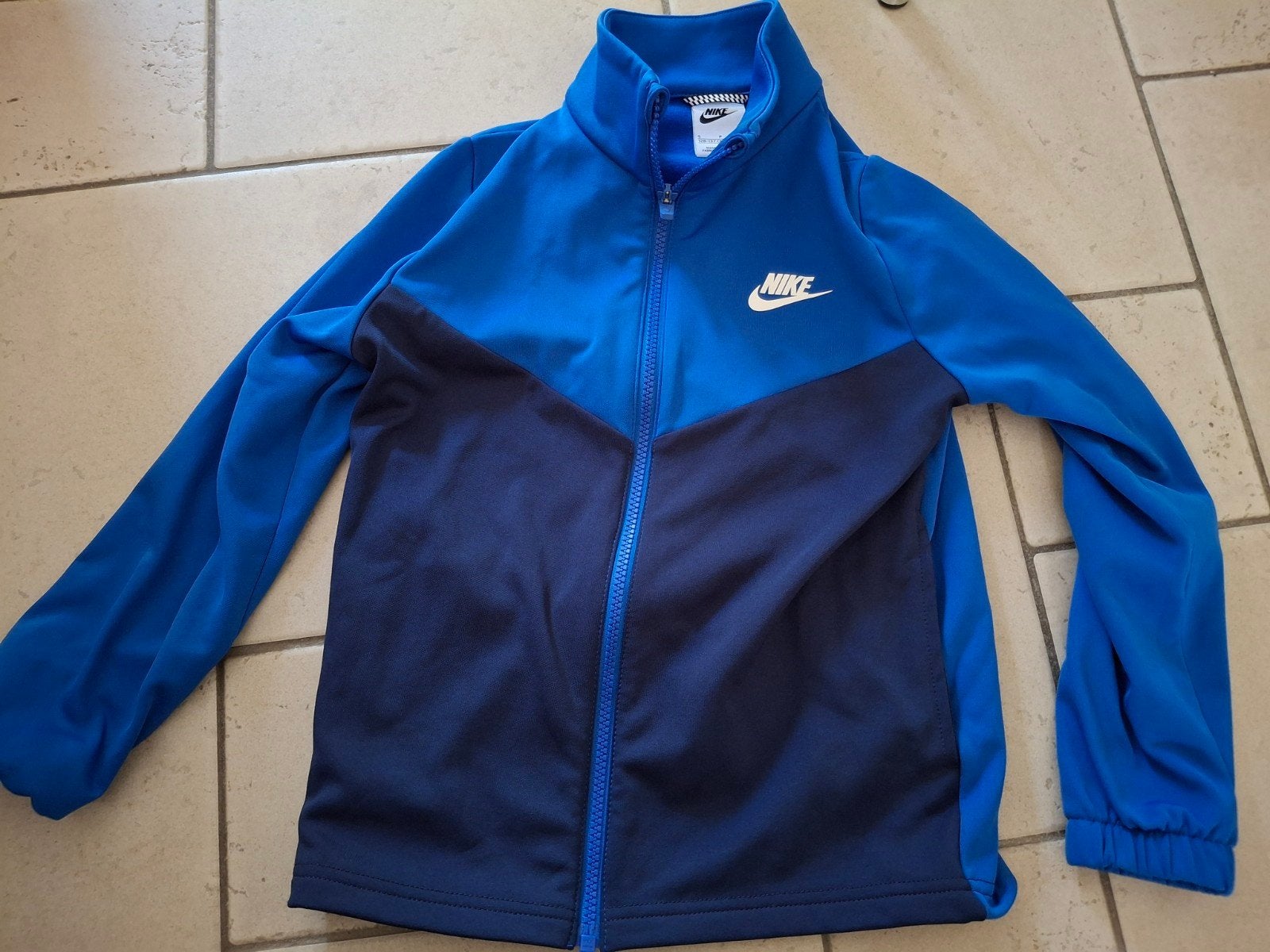Nike sportjas mt 128-134, Enfants & Bébés, Vêtements enfant | Taille 128, Enlèvement ou Envoi, Utilisé