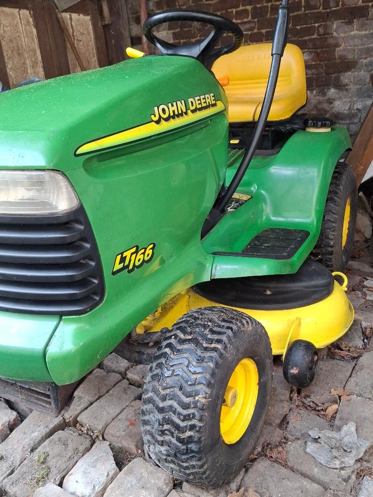 Tracteur tonduese JOHN DEERE - LT 166, JOHN DEERE, Démarrage électrique, Enlèvement, Utilisé