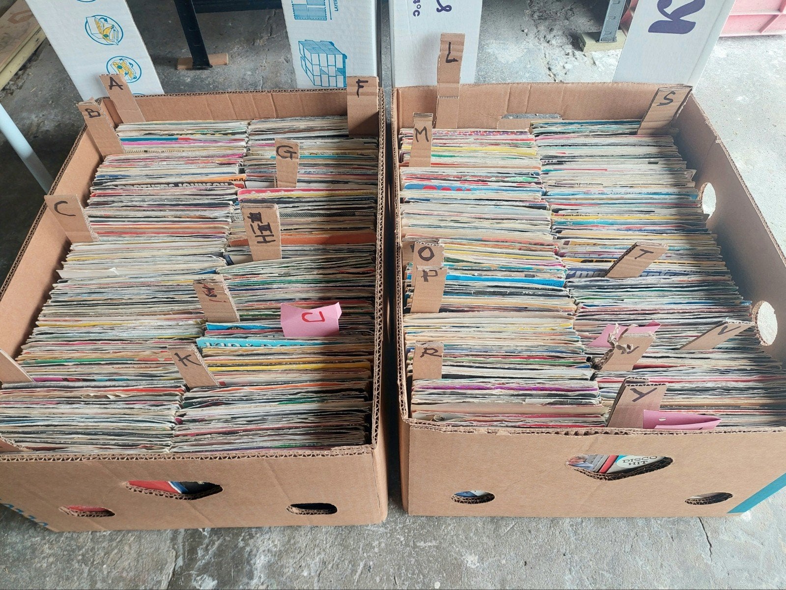 Lot vinyles 45t anglais, 2 caisses bananes replies, Livres, Enlèvement
