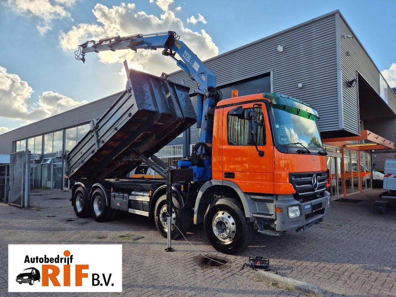 Mercedes-Benz Actros 3241 8X4 Containersysteem/ 20T HMF cran, Achterwielaandrijving, Overige kleuren, 408 pk, Mercedes-Benz