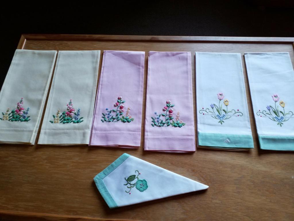 Handgeborduurde servetten, Huis en Inrichting, Keuken | Textiel, Ophalen of Verzenden, Nieuw