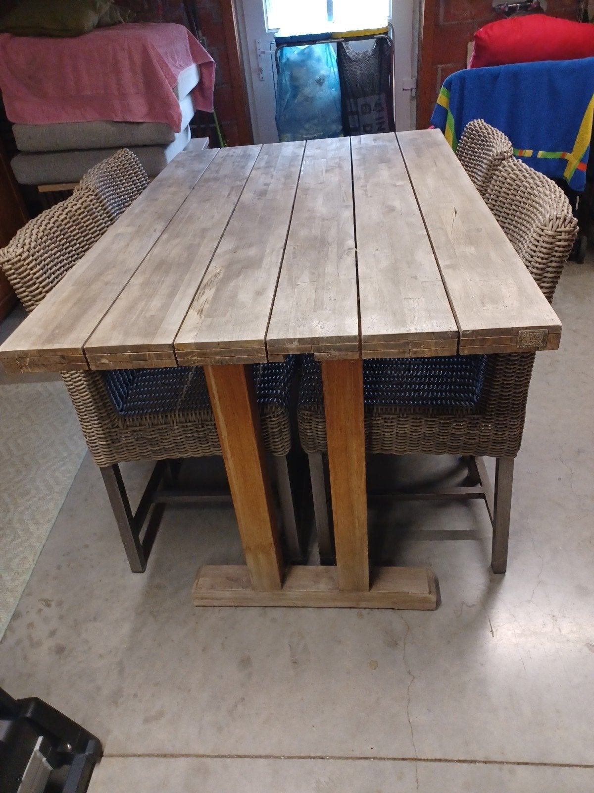 Houten bartafel met 4 rotan barstoelen, Ophalen