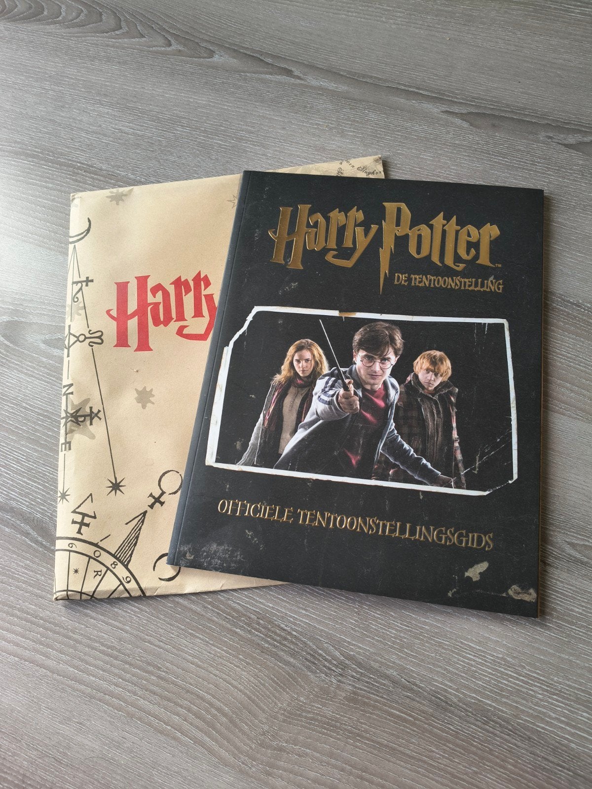 Harry Potter officiële tentoonstellingsgids, Collections, Harry Potter, Enlèvement ou Envoi, Utilisé, Livre, Poster ou Affiche