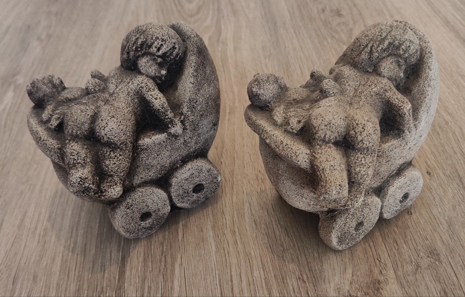 2 vintage zandstenen babybeeldjes met kinderwagen, Ophalen