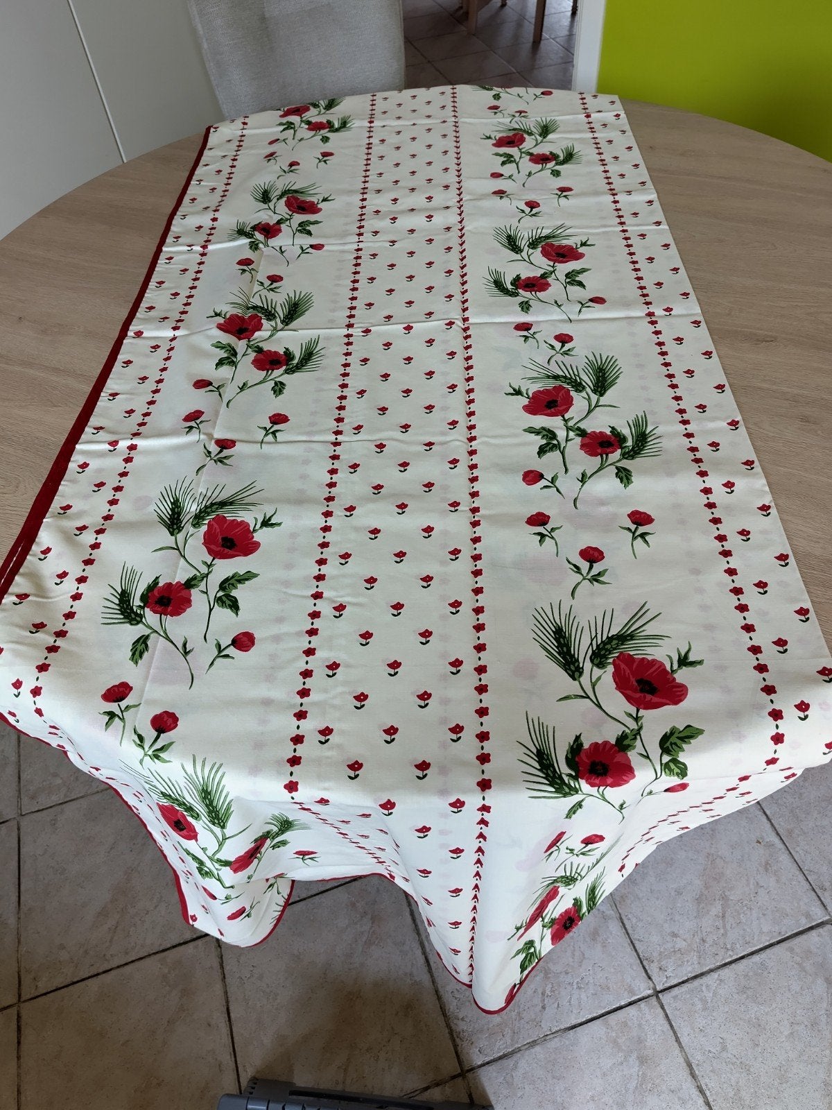 Groot tafellaken, 140 X 180 CM,, Huis en Inrichting, Tafelkleden, 180 cm, Nieuw, Ophalen of Verzenden, Geborduurd