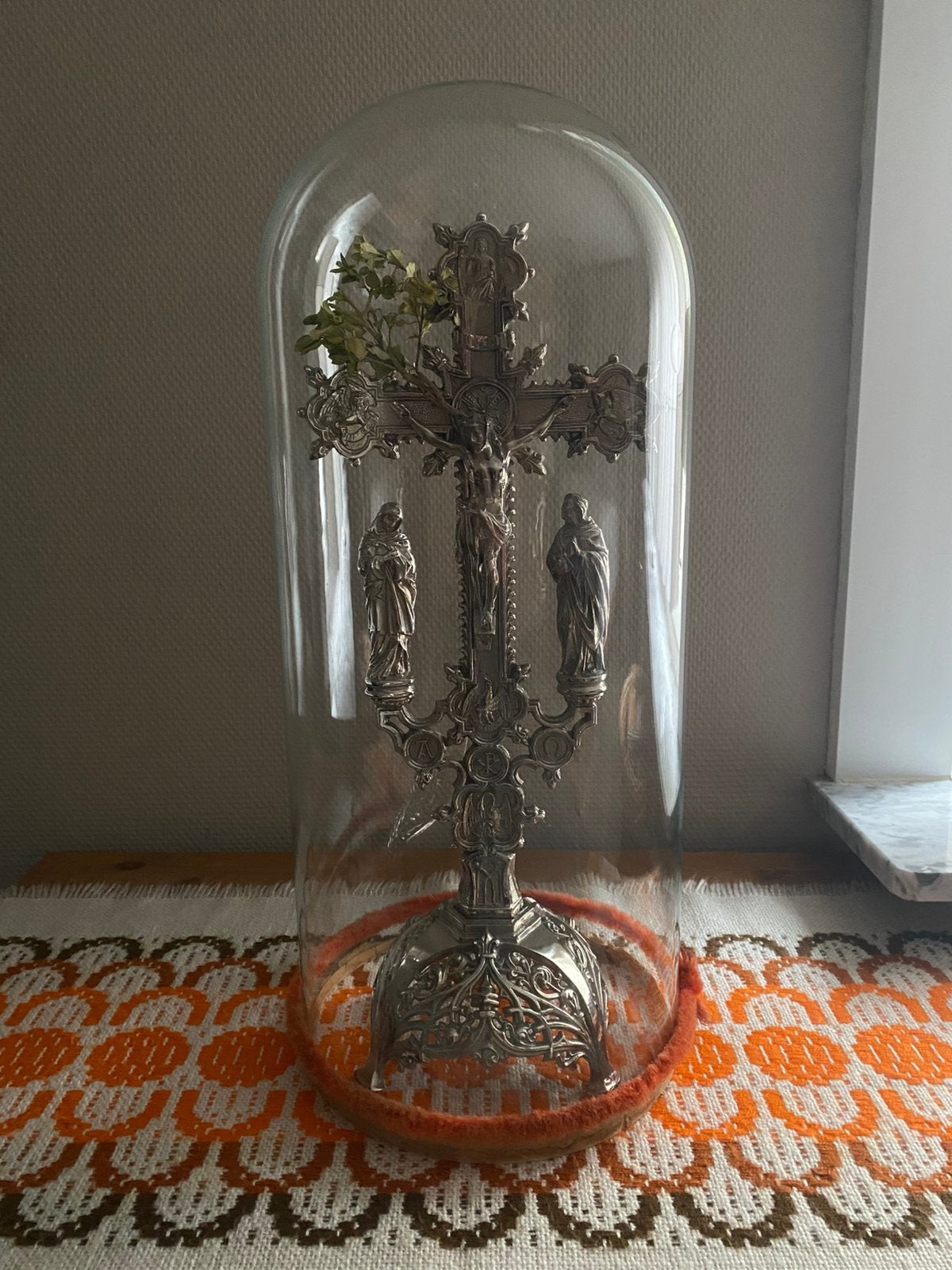 Jezus aan kruis onder glazen stolp, Ophalen