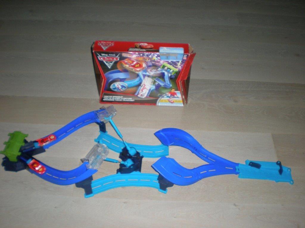 Mattel cars tokio spinout - raceset racebaan twee autos, Kinderen en Baby's, Speelgoed | Racebanen, Zo goed als nieuw, Racebaan