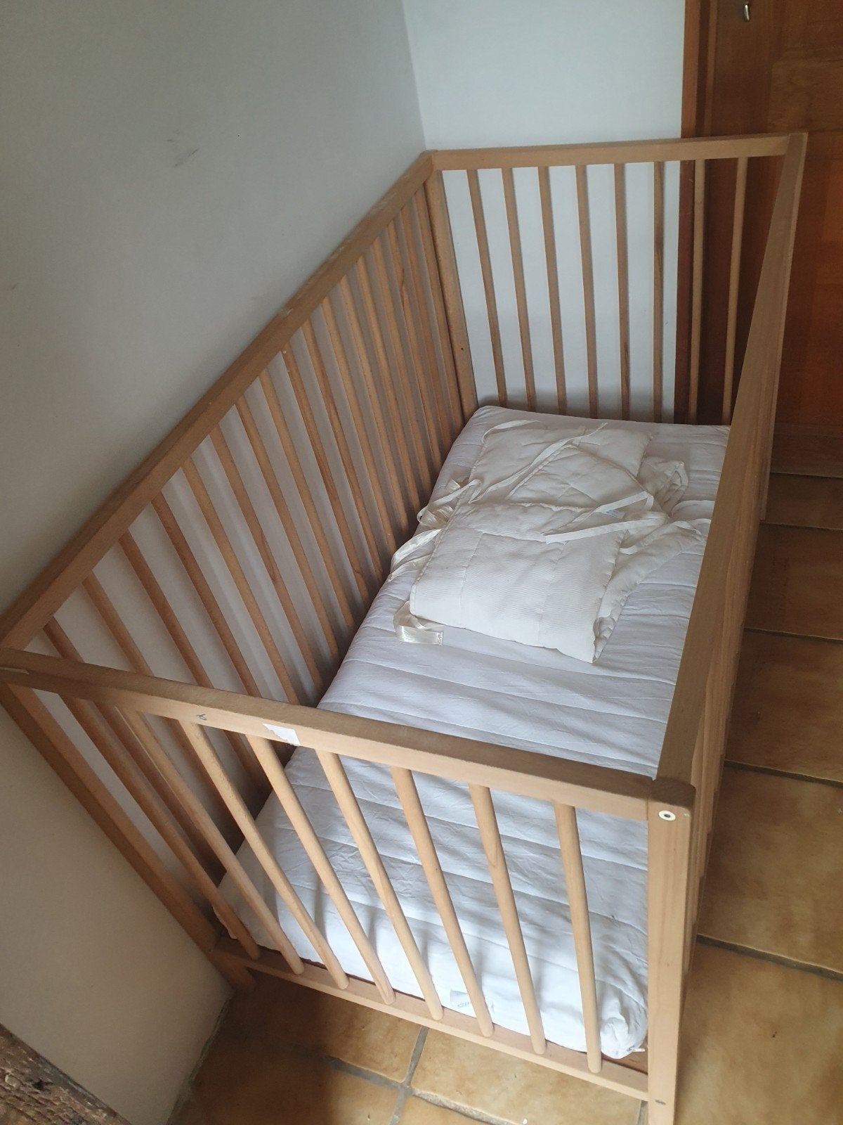 Lit bébé en hêtre, Enfants & Bébés, Enlèvement, Matelas