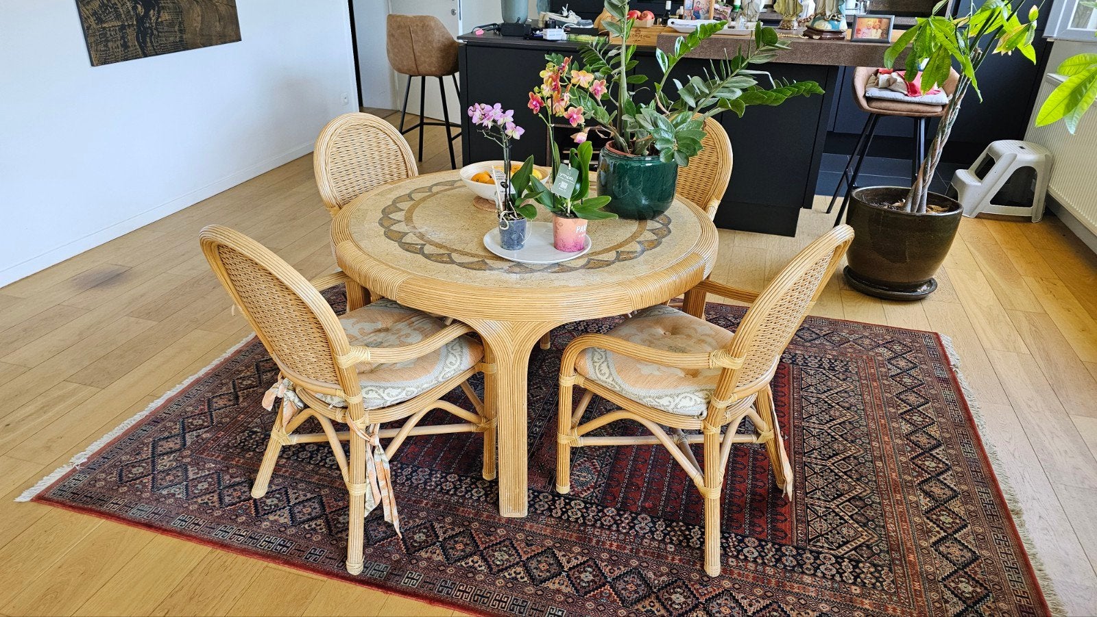 Table 115 cm de diamètre et 74 cm de haut et ses 4 chaises, Enlèvement
