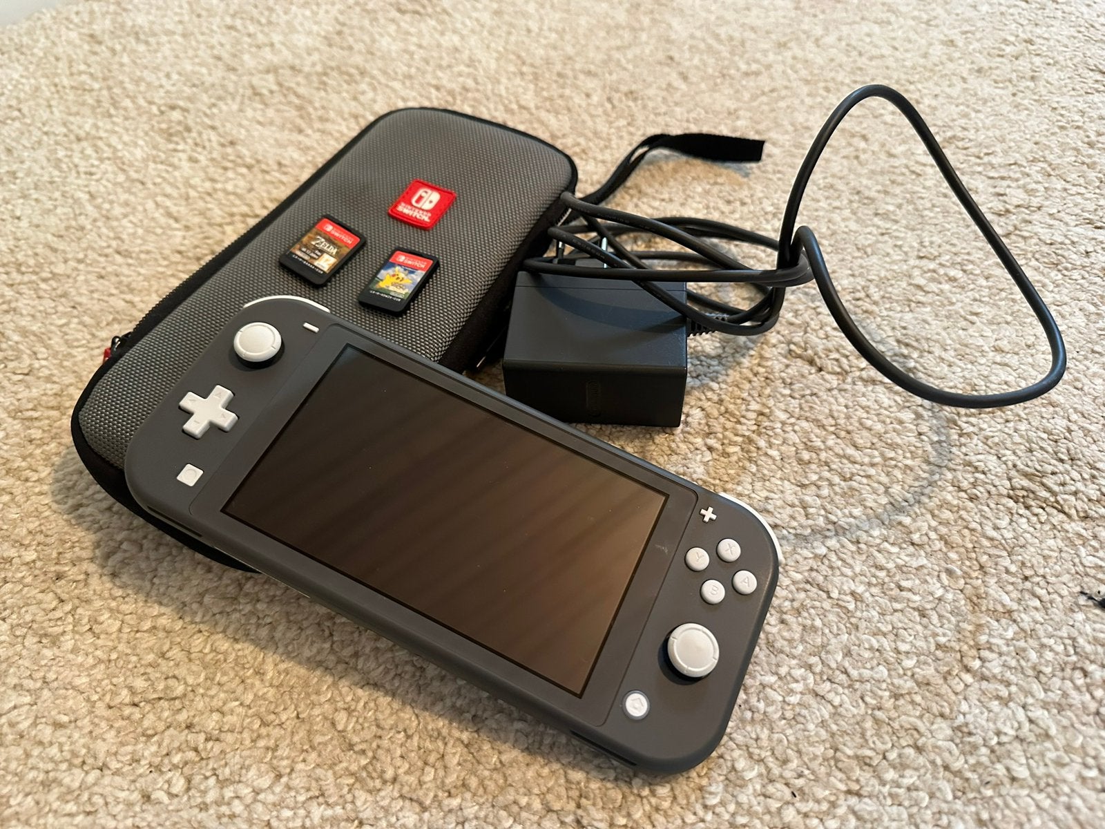 BUNDEL Nintendo Switch Lite + Zelda BOTW + LG Pikachu + case, Verzenden, Grijs, Zo goed als nieuw