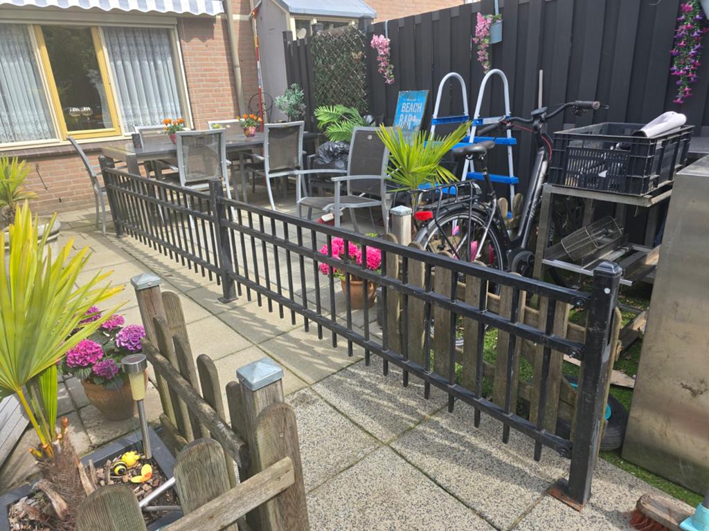 IJzeren hekwerk met palen - 2 delen, 67cm hoog 4.55m Breed!, Tuin en Terras, Ophalen, Gebruikt, IJzer, Sierhekwerk