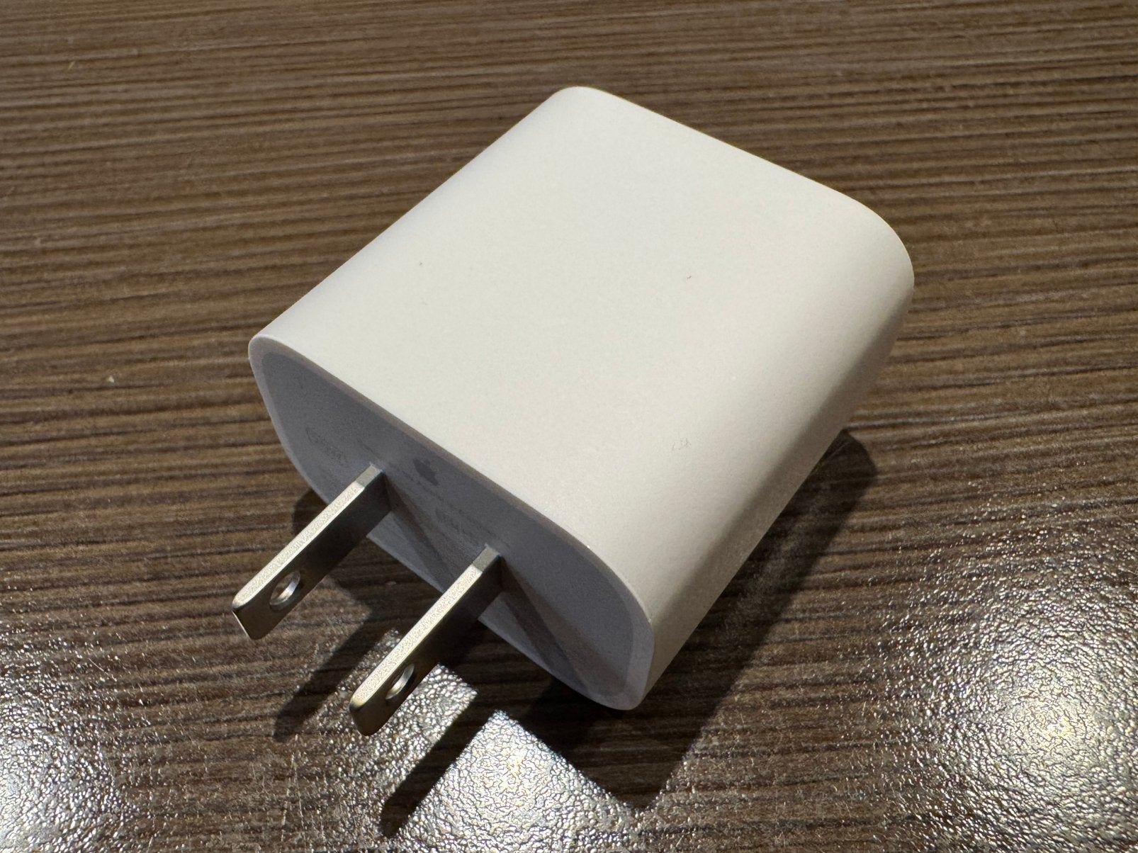 Apple type A stekker naar USB-C, Telecommunicatie, Mobiele telefoons | Telefoon-opladers, Verzenden, Zo goed als nieuw, Apple