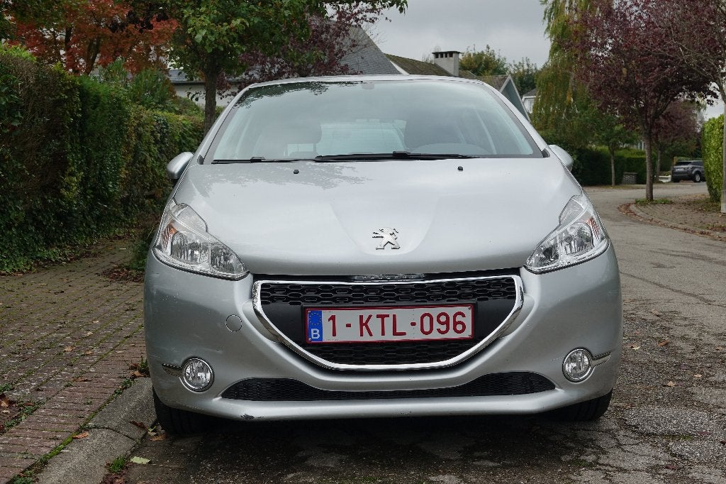 Peugeot 208 avec boîte automatique et GPS, Argent ou Gris, Achat, Noir, 5 portes