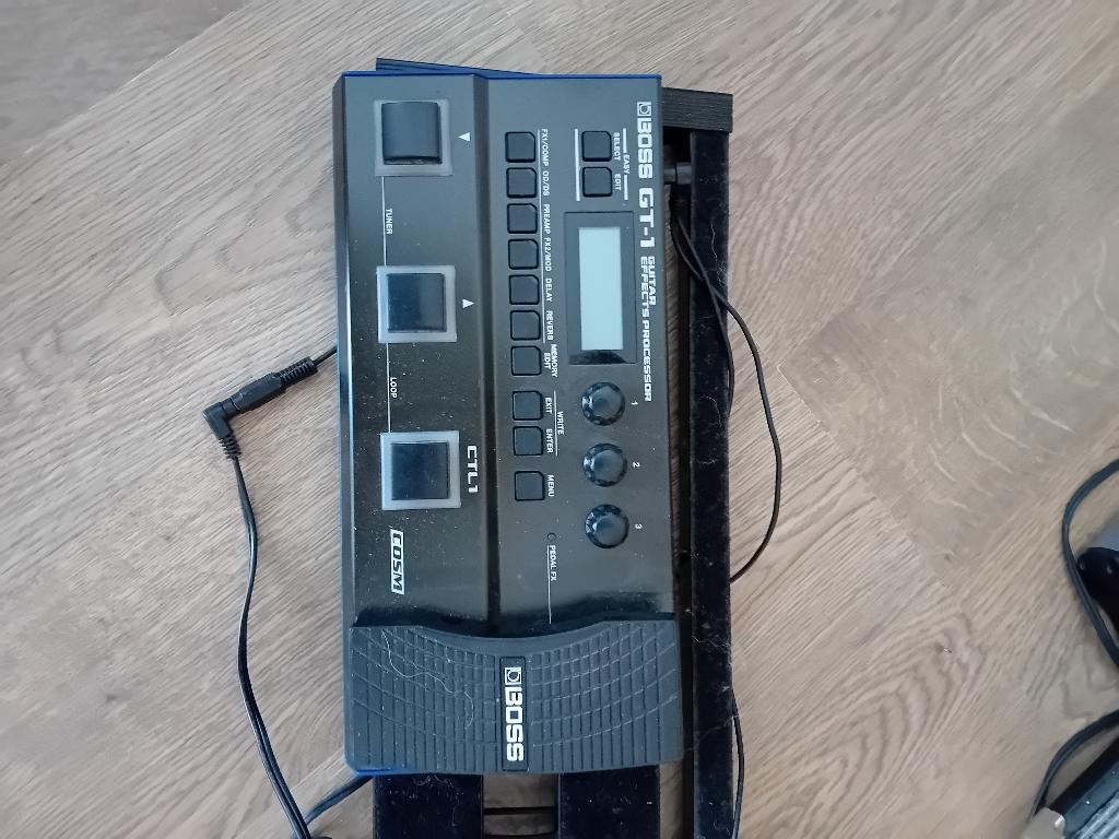 gitaar(Boss GT1),Gitaar, Ophalen, Zo goed als nieuw