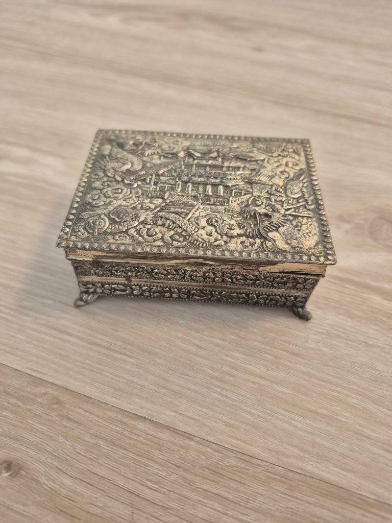 Decoratief Aziatisch sieradendoosje met reliëfversiering, Antiek en Kunst, Ophalen