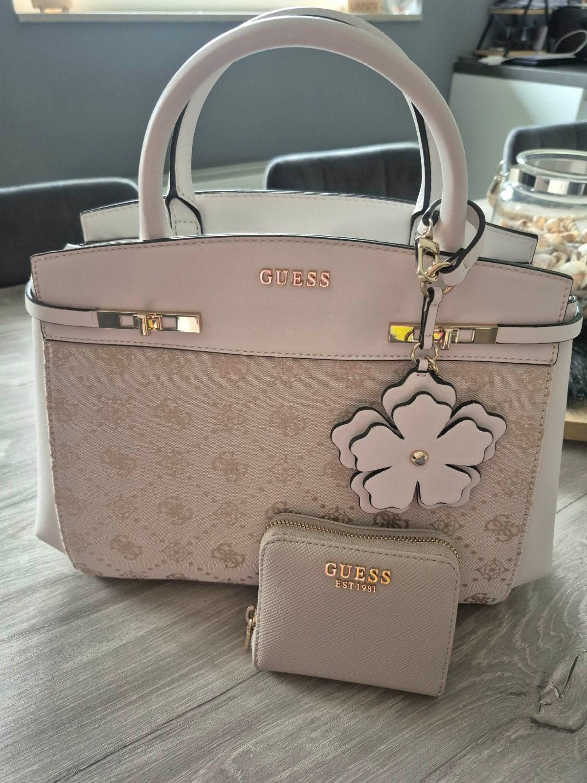 Handtas + portefuie guess, Handtassen en Accessoires, Tassen | Damestassen, Ophalen, Handtas