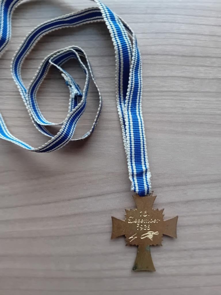 WW2  Moederkruis in goud, Verzamelen, Ophalen of Verzenden, Overige soorten, Embleem of Badge