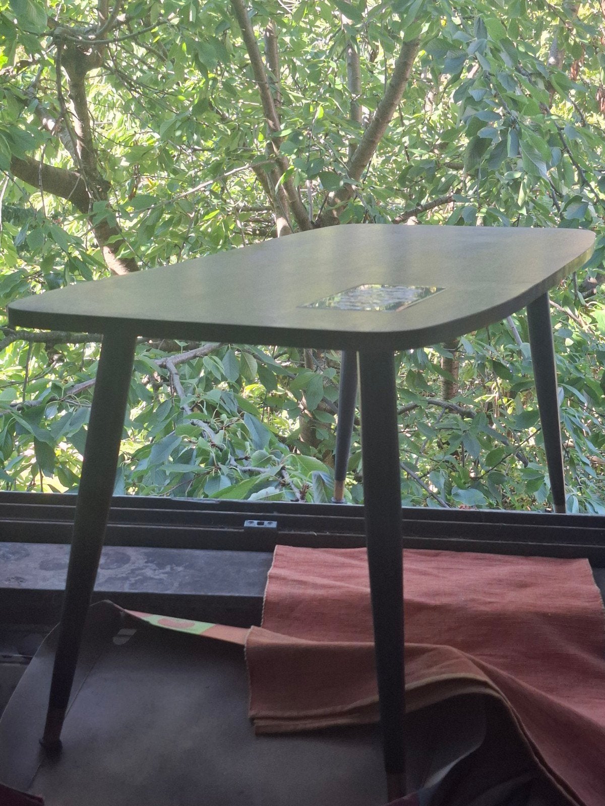 Art deco tafel met elegante pootjes, Ophalen