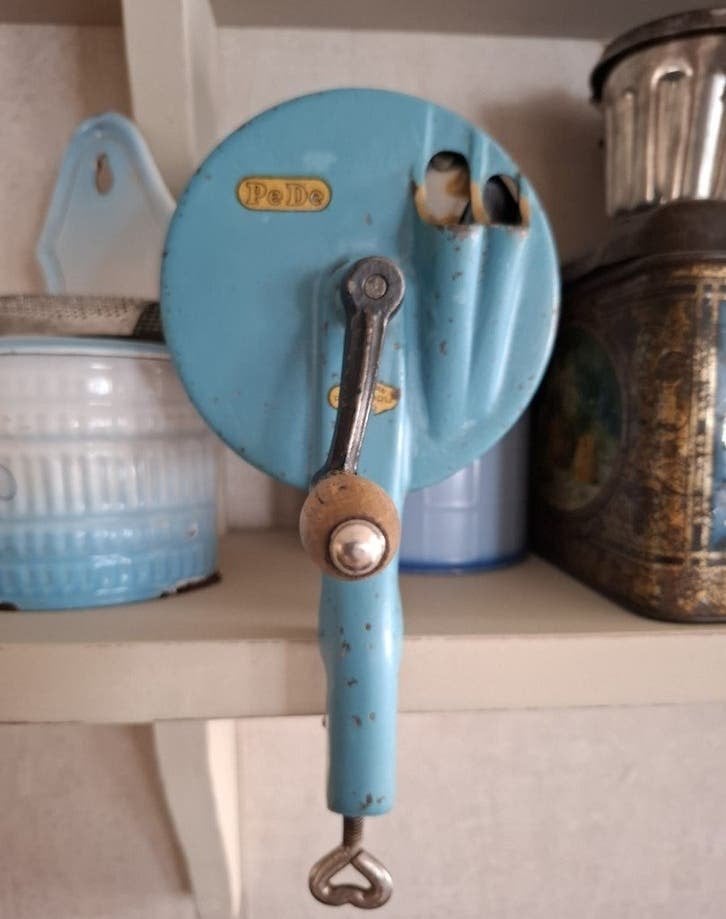 Brocante PEDE snijbonenmolen in een frans blauwe kleur, Antiquités & Art, Enlèvement ou Envoi