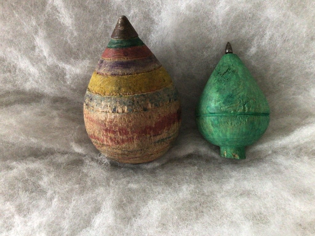 2 oude houten tollen . Groene. Gekleurde banden. 7,5 en 9 cm, Ophalen of Verzenden