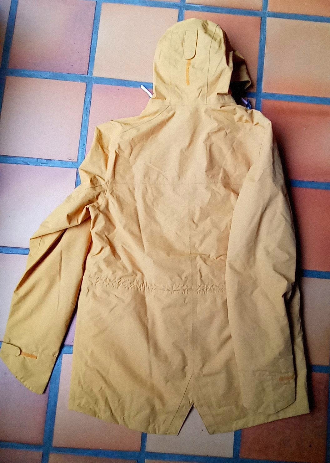 Quechua jas Medium, Kleding | Dames, Maat 38/40 (M), Geel, Ophalen of Verzenden, Zo goed als nieuw