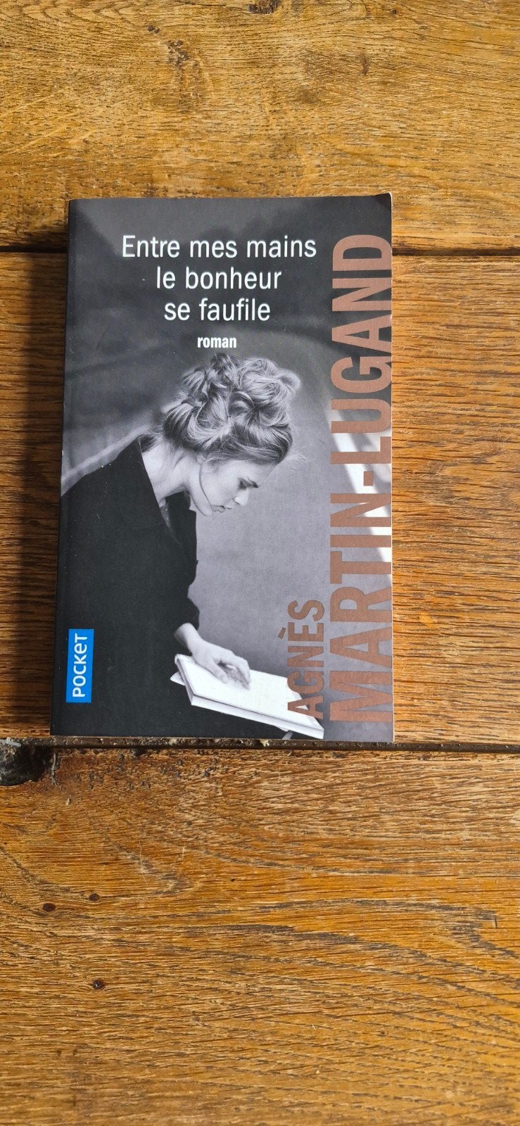 "Entre mes mains le bonheur se faufile" Agnès Martin Lugand, Zo goed als nieuw, Agnès Martin-Lugand
