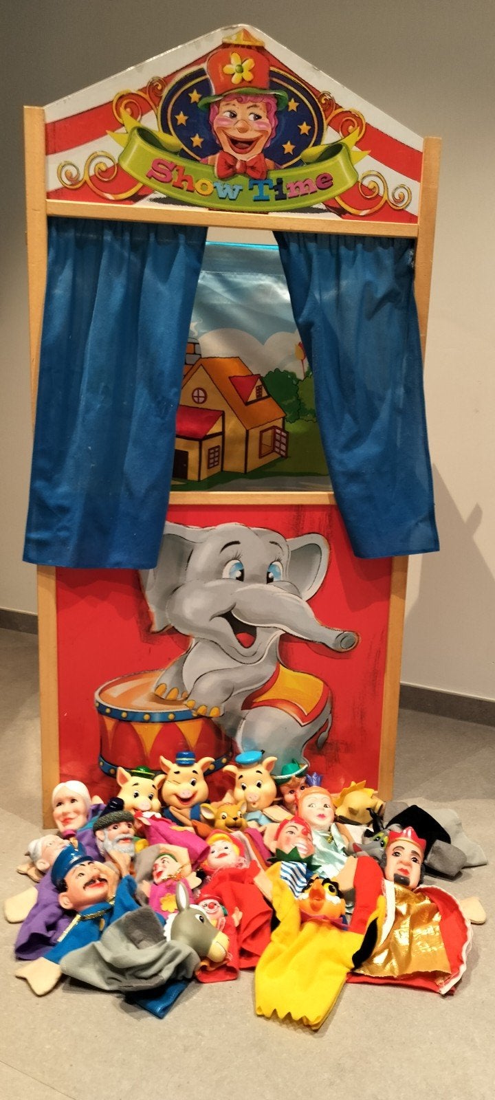 Poppenkast met toebehoren, Ophalen