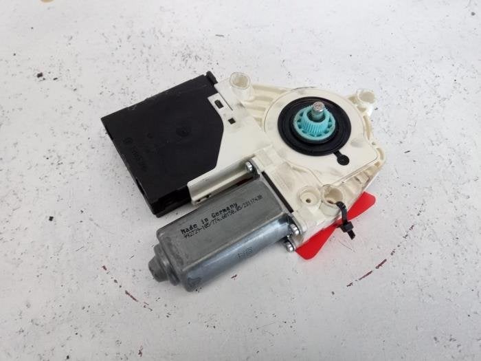 Moteur de vitre portière d'un Volkswagen Passat, -, Volkswagen, -, 3 mois de garantie