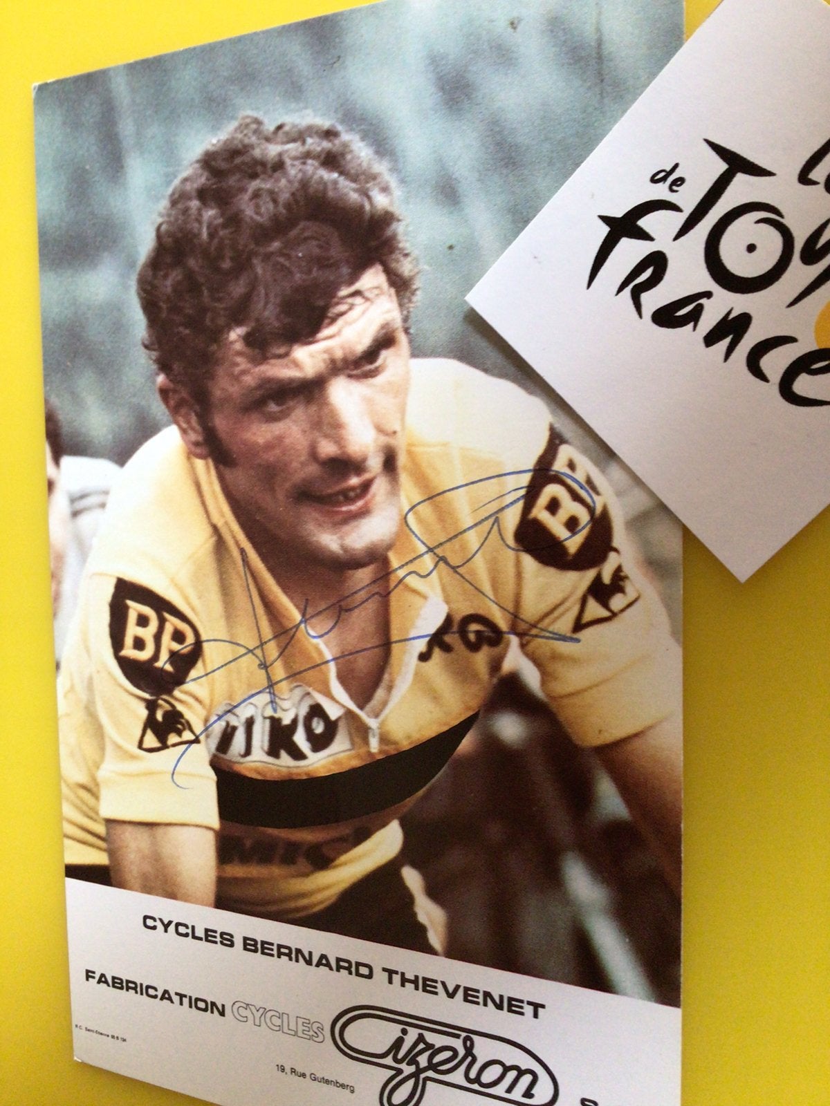 Wielerkaart tour de france bernard thevenet signe, Sports & Fitness, Cyclisme, Envoi