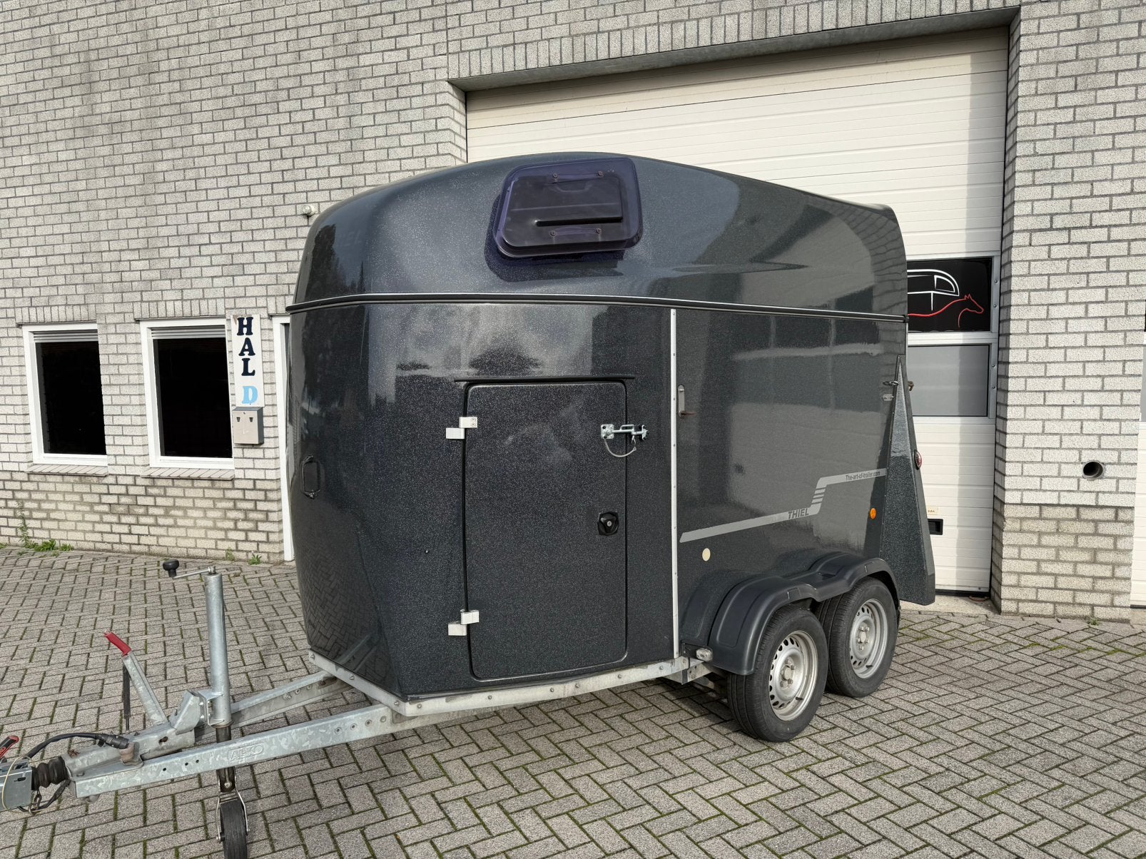 Super nette Thiel Domino Ultra 2 paards paardentrailer!, Dieren en Toebehoren, Ophalen, Zo goed als nieuw, Polyester, 2-paards trailer