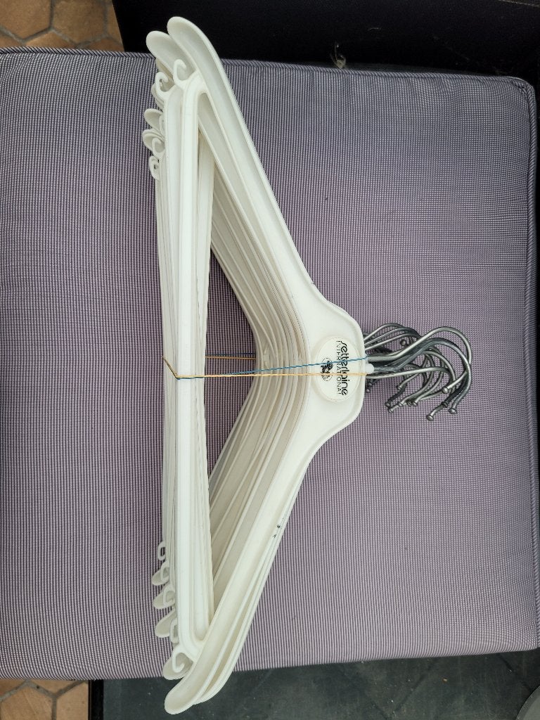 16 kleerhangers wit Setterlaine, Kleding | Dames, Kledinghangers, Ophalen, Gebruikt, Kunststof, Volwassenen