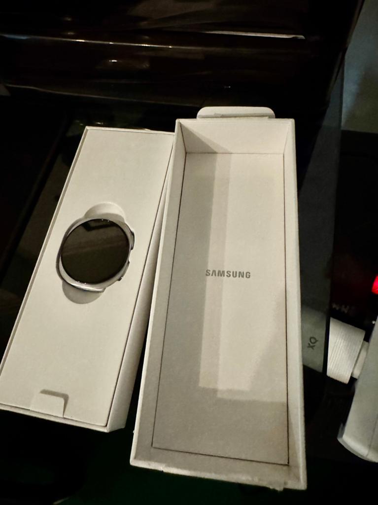 Samsung Galaxy Watch 8 - zwart/blauw (blauw/zwart), 40 mm, Handtassen en Accessoires, Smartwatches, Ophalen of Verzenden, Conditie