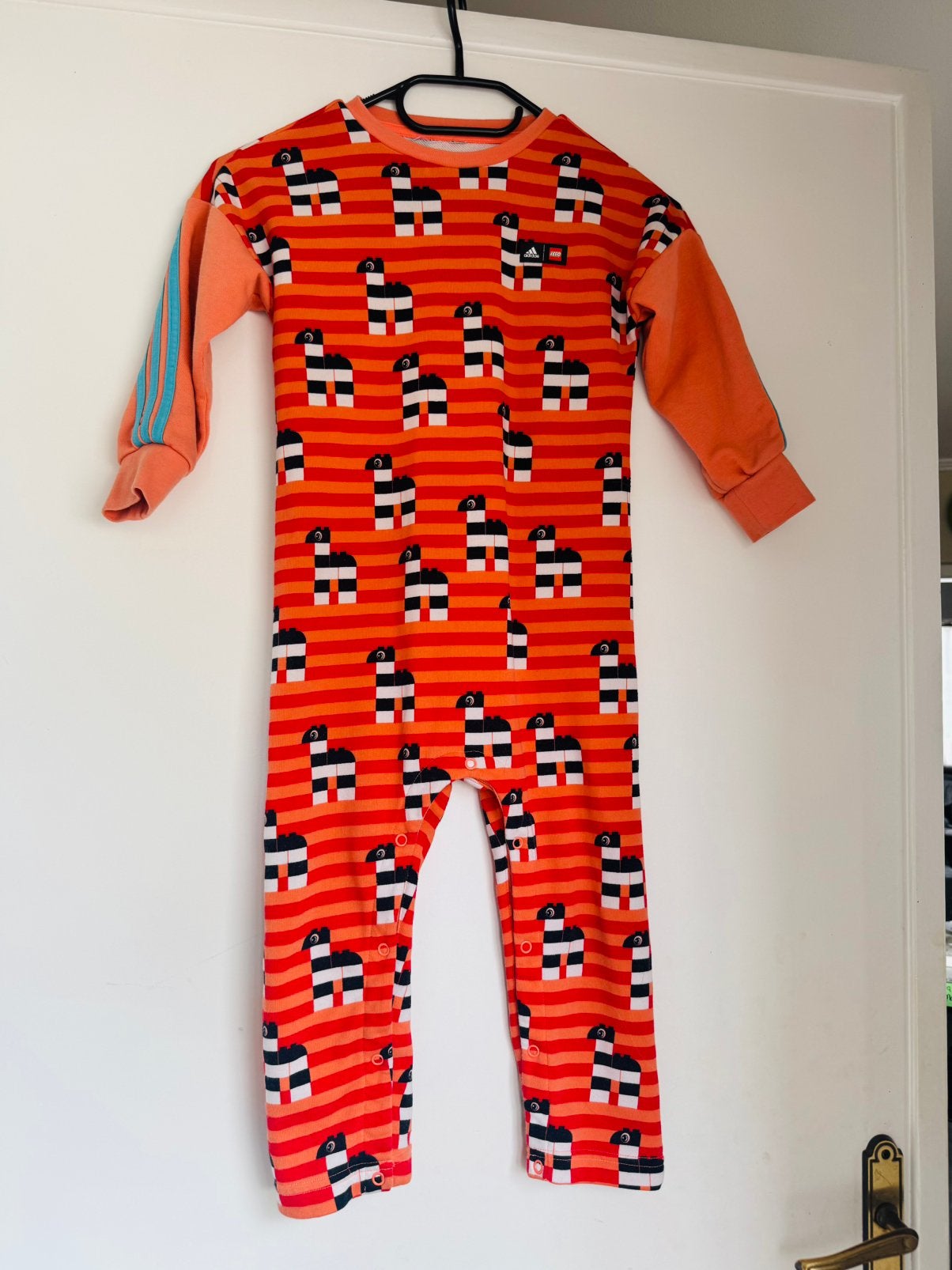 Leuke Adidas met Lego onesie, Kinderen en Baby's, Kinderkleding | Maat 98, Ophalen of Verzenden, Zo goed als nieuw, Jongen of Meisje