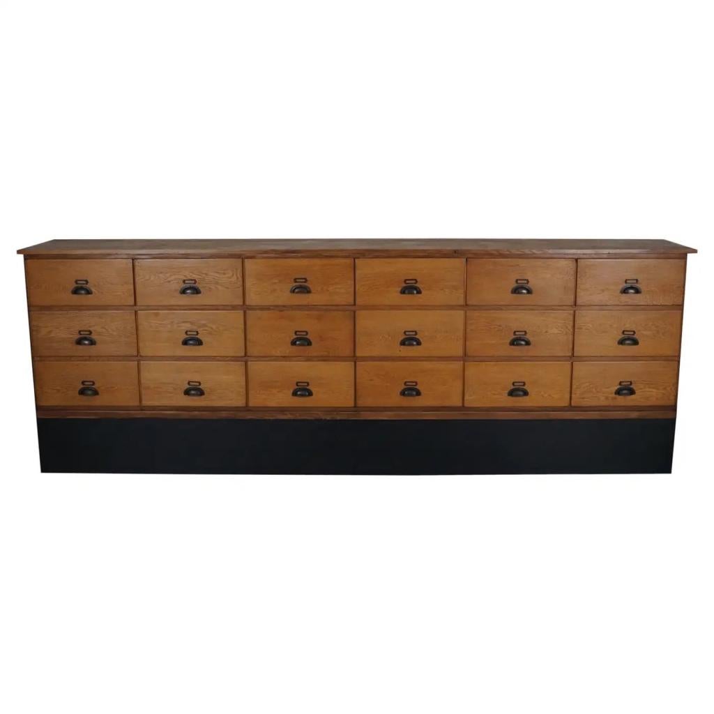 Grote vintage Nederlandse eiken winkelkast / dressoir 1950, Antiek en Kunst, Ophalen