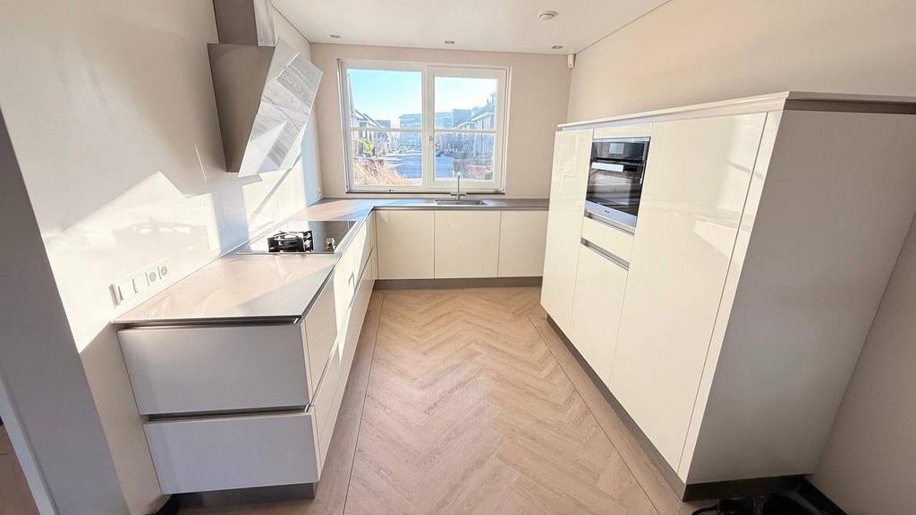 #16 L-vormige keuken + kolommen, Huis en Inrichting, Ophalen, Wit, Hoekkeuken, Composiet