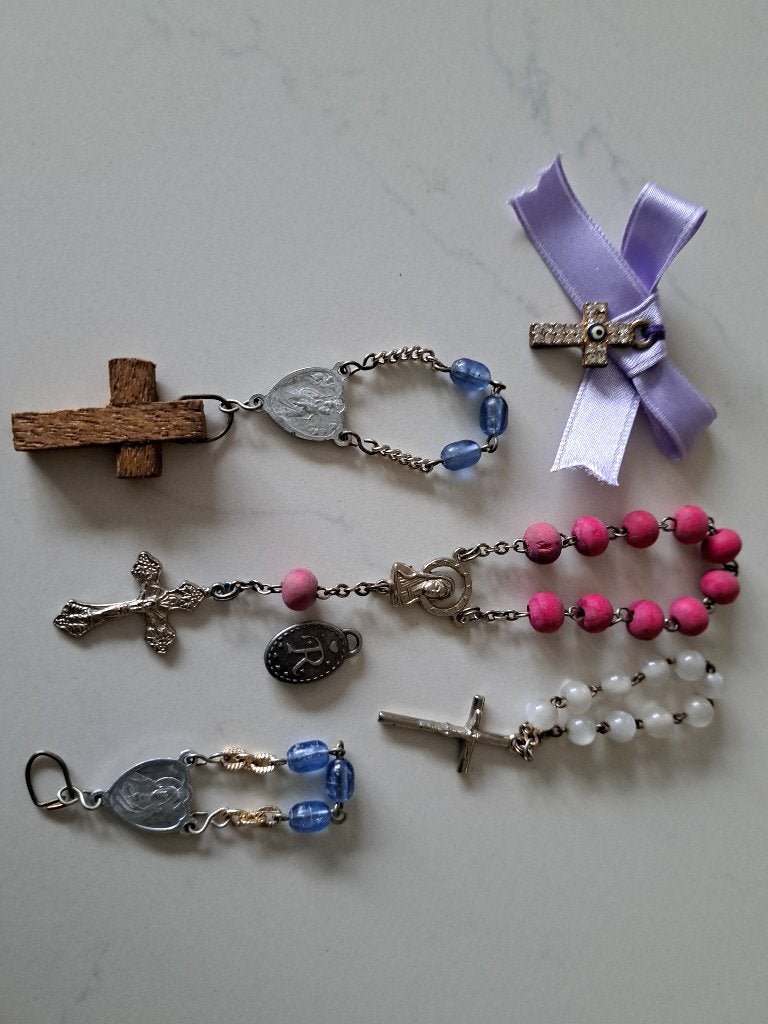 4 rozenkrans tientjes, 2 medailles en 1 kruisje, Collections, Religion, Enlèvement ou Envoi, Comme neuf, Autres types, Christianisme | Catholique