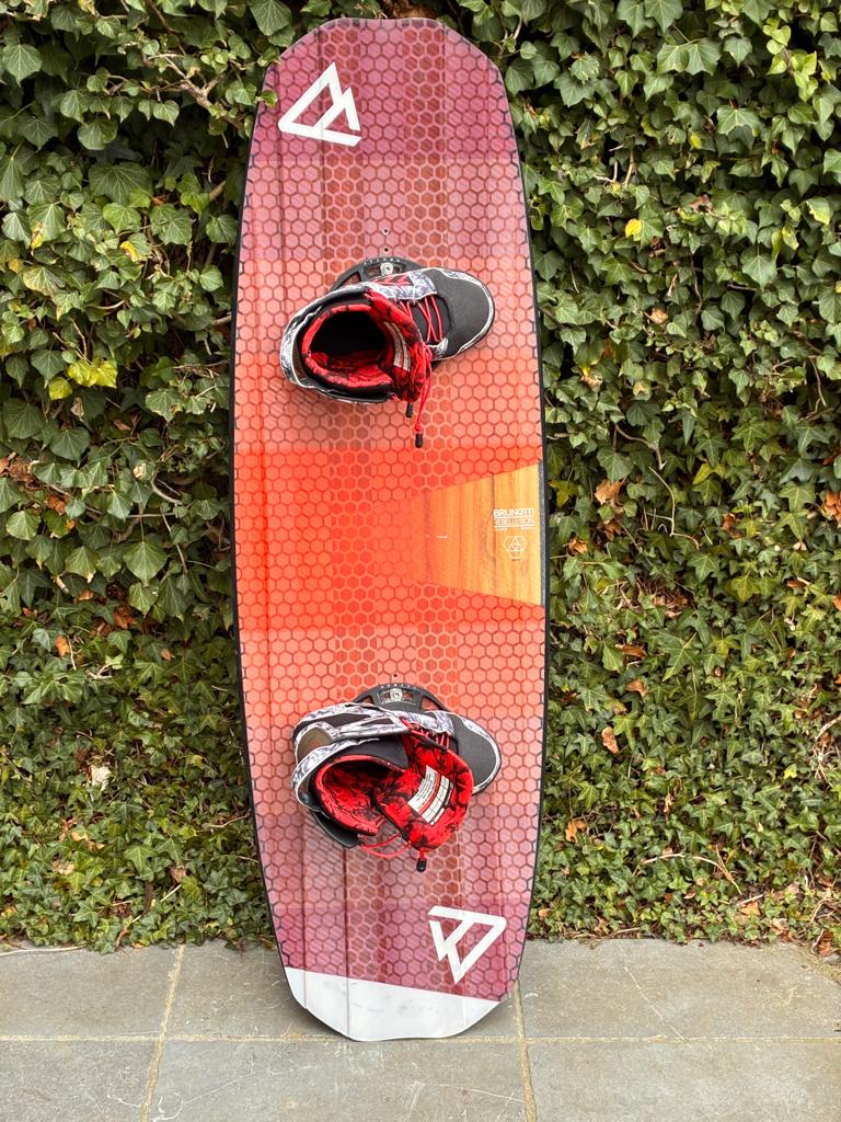 Wakeboard Brunotti + North kite boots, Ophalen, Gebruikt, Board en Schoenen
