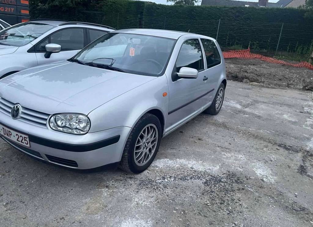Golf 4, Autos, Volkswagen, Particulier, Golf, Essence, 3 portes, Argent ou Gris, Noir, Enlèvement