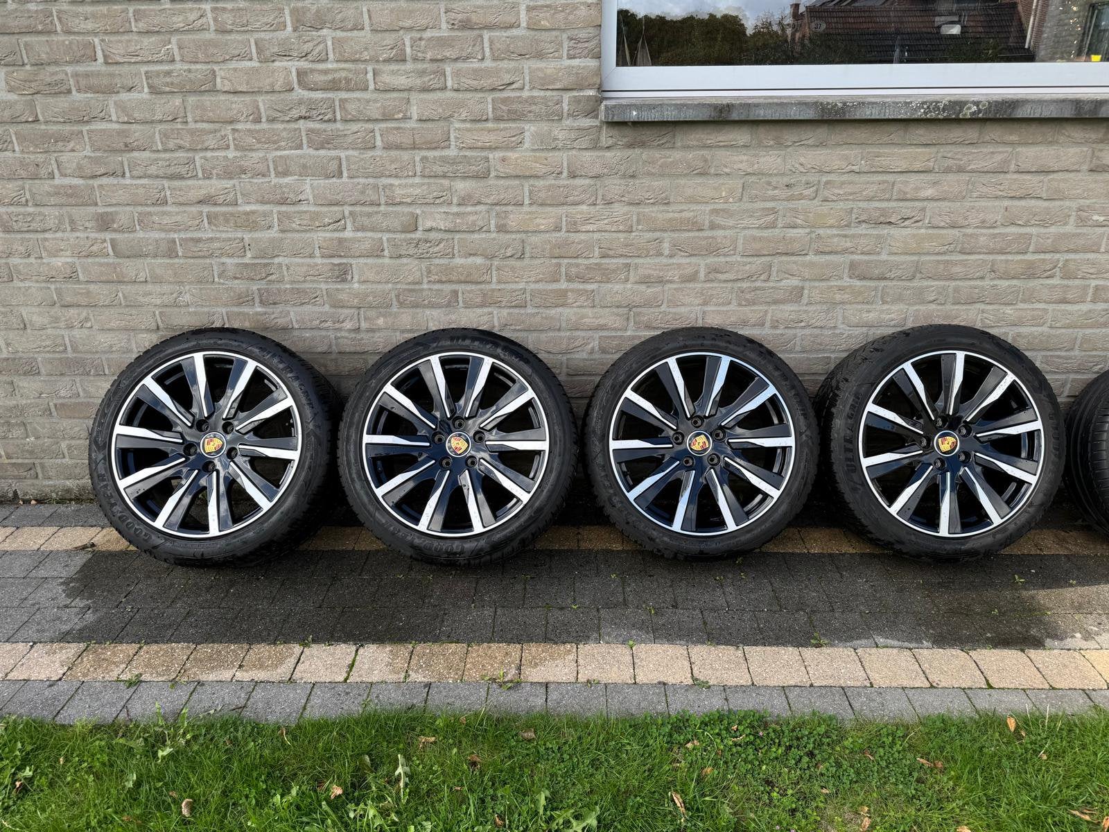 Prachtige Porsche Taycan hoogglans velgen met winterbanden, Ophalen, Gebruikt, 285 mm, Banden en Velgen
