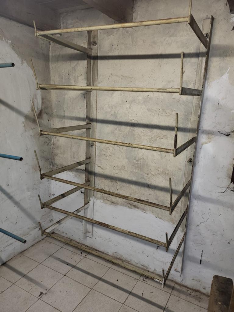 Zwaar metalen platenrek / buizenrek – Industriële draagarmst, Ophalen