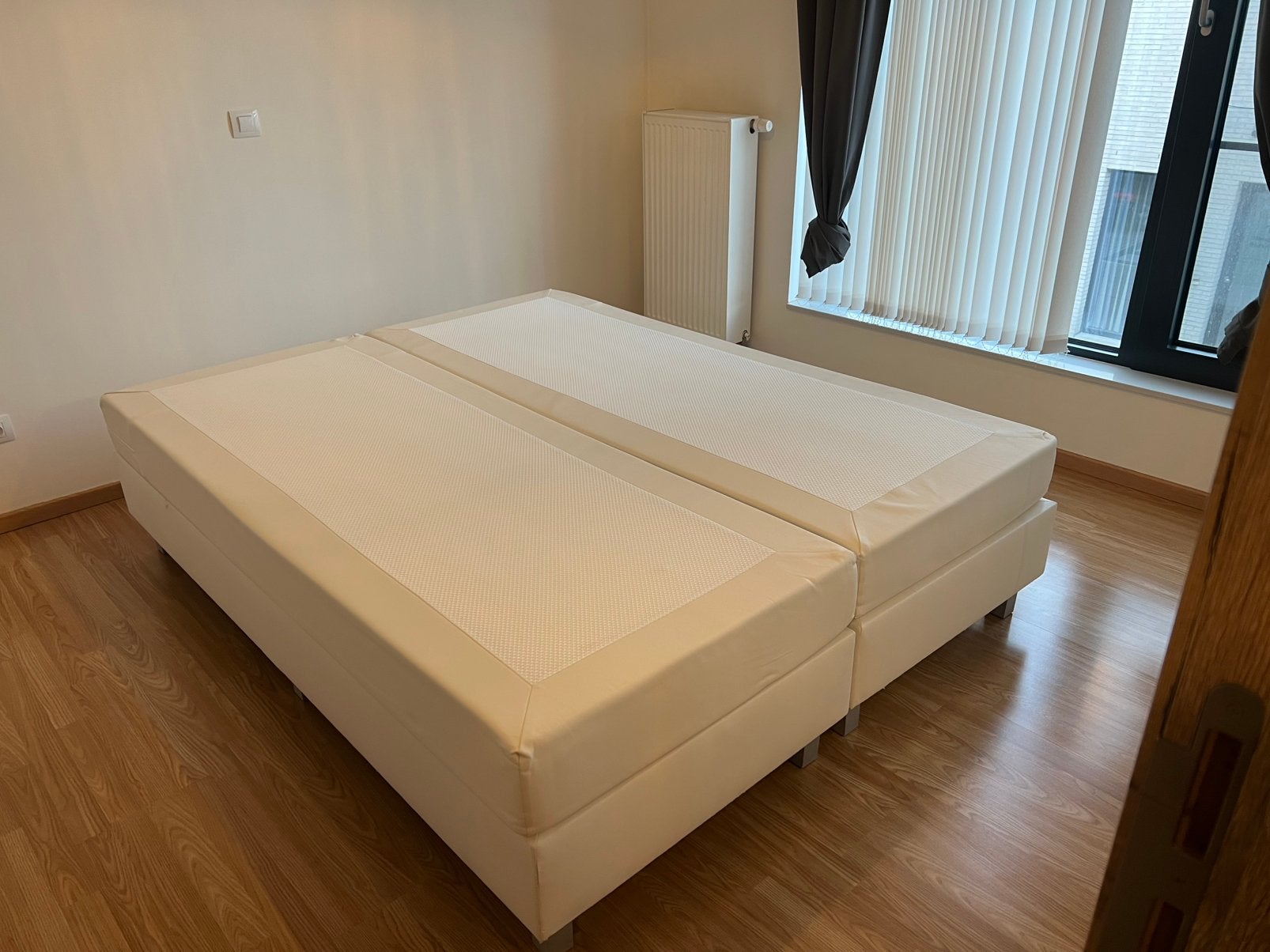 Boxsprings bed nog in zeer goed staat., Huis en Inrichting, Ophalen, Zo goed als nieuw, Wit