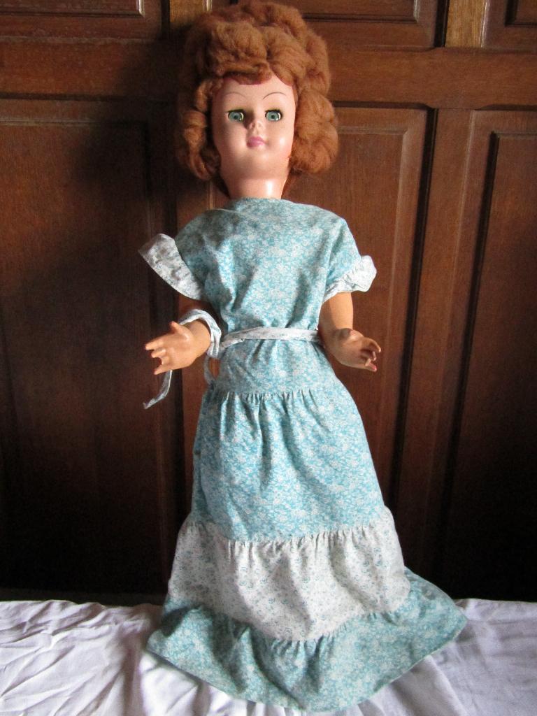 Poupée Vintage Années 60 - Yeux dormeurs & Robe fleurie, Collections, Poupées, Enlèvement ou Envoi, Utilisé, Poupée